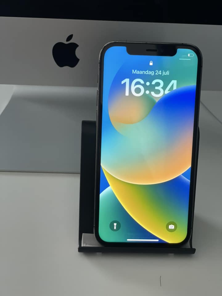iPhone op een stand voor een iMac-scherm bij Stephan iPhone Repair